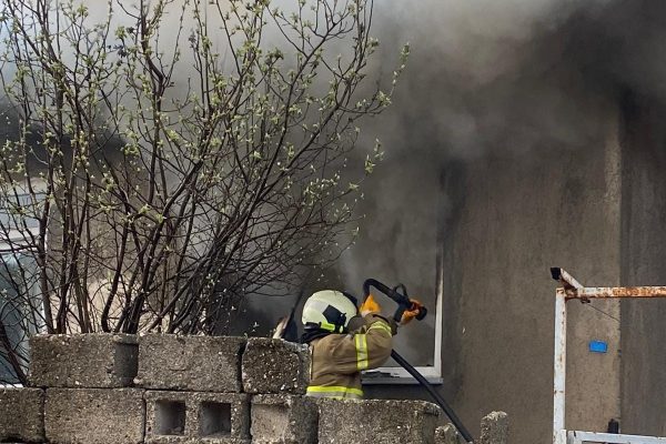 SOBADAN ÇIKAN ALEVLER EVİ KULLANILAMAZ HALE GETİRDİ