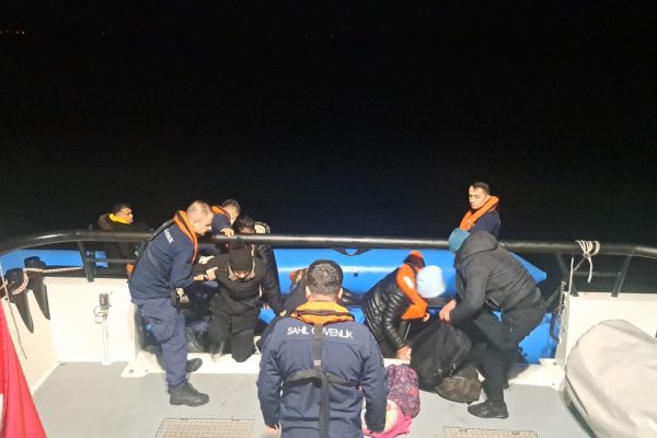 Ayvalık açıklarında 33 düzensiz göçmen kurtarıldı