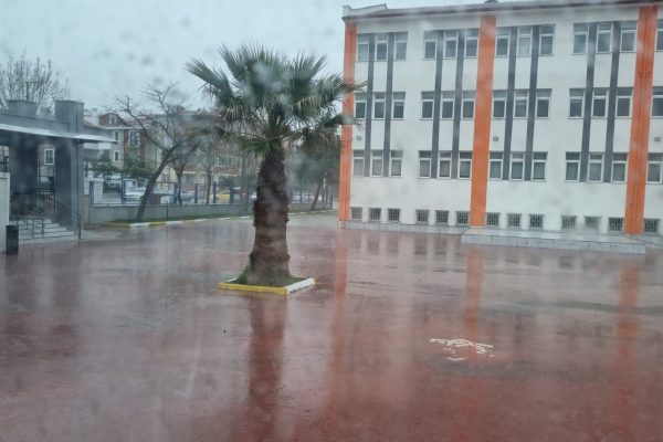 Balıkesir’de beklenen yağmur başladı