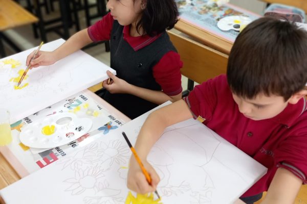 Minikler, eserlerini depremzedeler için üretti