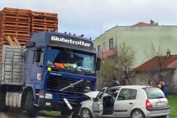 Gönen’de palet yüklü tır ile otomobil kafa kafaya çarpıştı