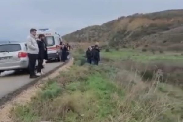 Bandırma’da trafik kazası: Araç tarlaya uçtu, 2 kişi yaralandı