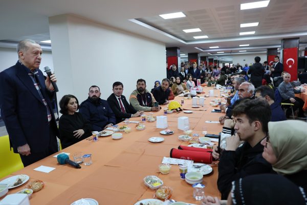 CUMHURBAŞKANI ERDOĞAN BANDIRMA’DA DEPREMZEDELERLE BULUŞTU