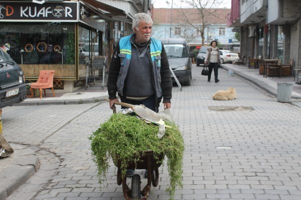 BU İŞİ HER GÜN GÖNÜLLÜ OLARAK YAPIYOR