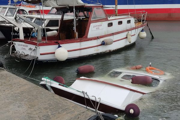 FERİBOTUN OLUŞTURDUĞU DALGA BALIKÇI TEKNESİNİ BATIRDI: O ANLAR KAMERAYA YANSIDI