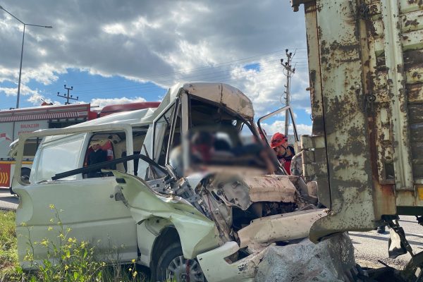 PARK HALİNDEKİ ÇEKİCİYE ÇARPTI : 2 ÖLÜ, 4 YARALI