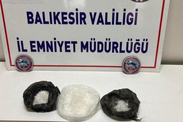 ŞÜPHELİ PAKETTEN UYUŞTURUCU ÇIKTI