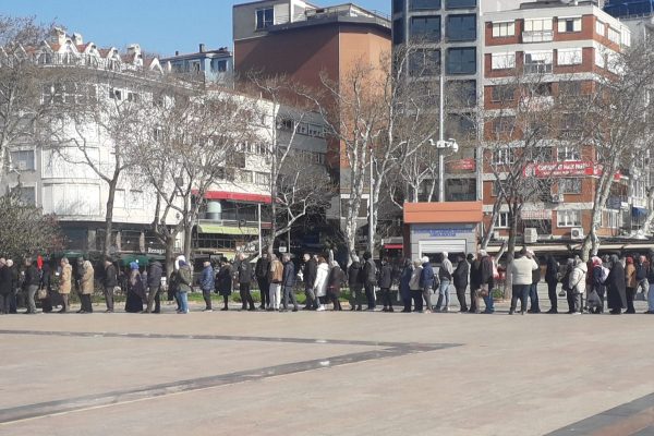 KİMİ CAN SIKINTISINDAN, KİMİ FİYATI UCUZ DİYE BU KUYRUĞA GİRİYOR