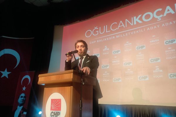 KOÇAK : POZ VERMEYE DEĞİL, OMUZ VERMEYE GELİYORUM