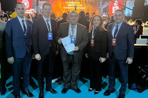 BANDIRMA’NIN SORUNLARINI HAZIRLADIKLARI DOSYA İLE CUMHURBAŞKANI ERDOĞAN’A İLETTİLER