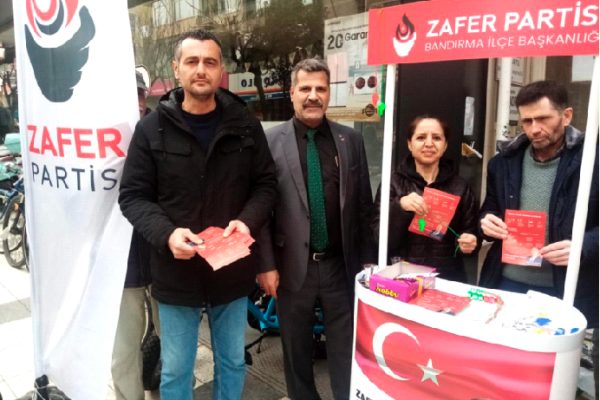 Zafer Partisi’nden  broşür ve düdük dağıtımı