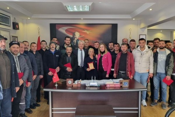 BAŞKAN GÜNEY’DEN DEPREM BÖLGESİNDE GÖREV YAPAN BELEDİYE PERSONELİNE TEŞEKKÜR PLAKETİ