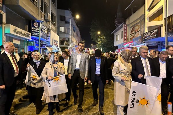 AK PARTİ’DEN 9 MİLLETVEKİLİ ADAYI İLE BANDIRMA ÇIKARTMASI