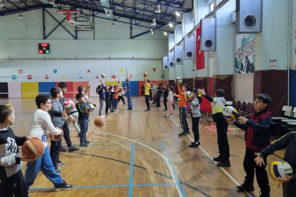 SUSURLUK BELEDİYESİNİN ÜCRETSİZ SANAT VE SPOR KURSLARI DEVAM EDİYOR