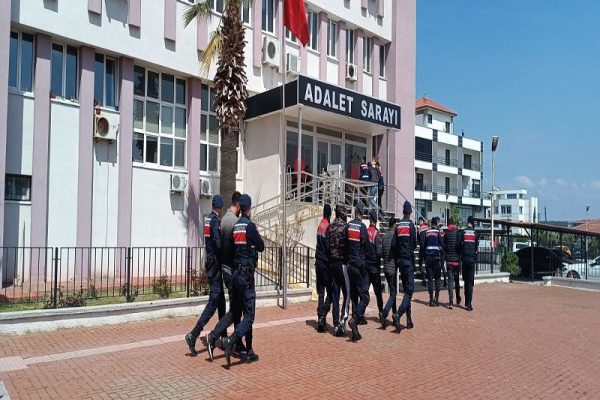 33 DÜZENSİZ GÖÇMEN YAKALANDI
