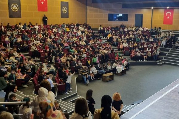 BELEDİYE KONGRE VE KÜLTÜR MERKEZİ PERDEYİ AÇTI