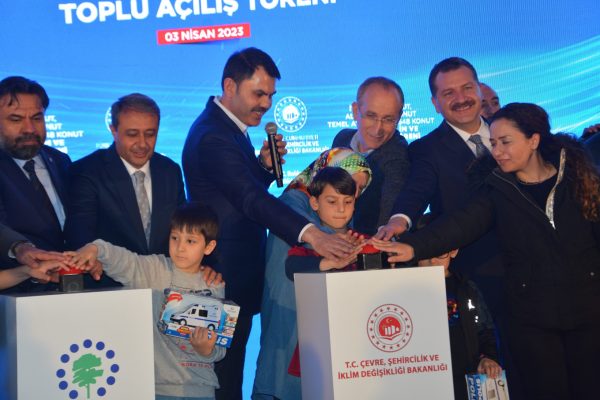 ANAHTARLARINI TESLİM ETTİ, YENİLERİNİN TEMELİNİ ATTI