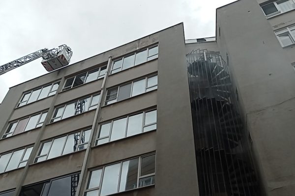 BİNAYI BOŞALTTILAR, ONLARCA ÇALIŞAN ZOR ANLAR YAŞADI!