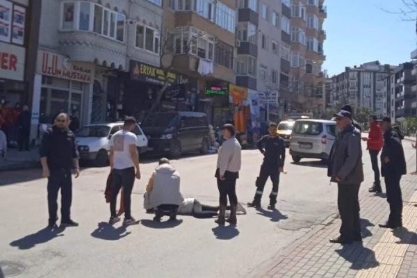 BANDIRMA’DA MOTOSİKLETTEN DÜŞEN GENÇ YARALANDI