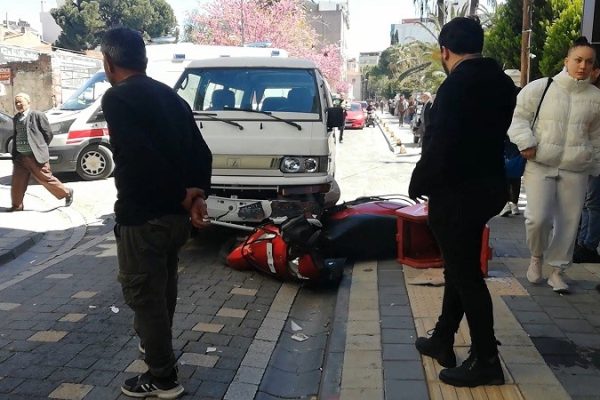MİNİBÜSÜN ALTINA GİREN MOTORSİKLETLİ KURYE HASTANEYE KALDIRILDI