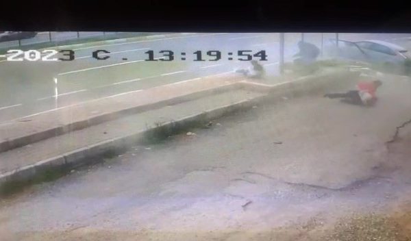 OTOMOBİL DURAĞA ÇARPTI 5 KİŞİ YARALANDI