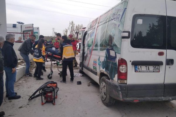 ARAÇTA SIKIŞAN SÜRÜCÜYÜ İTFAİYE EKİPLERİ KURTARDI