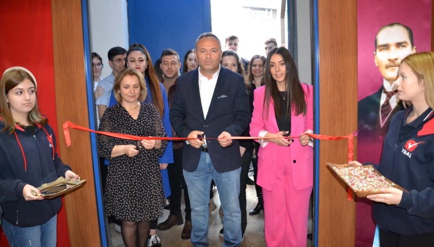 Fen Bilimleri Eğitim Kurumları öğrencileri sosyal etkinlikler çerçevesinde resim sergisi