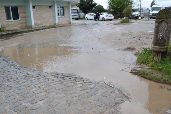 BURAYI DA MI BÜYÜKŞEHİR KAZDI? MEZARLIK YOLLARI KÖSTEBEK YUVASI GİBİ!