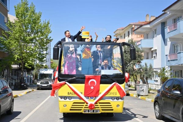 BAŞKAN YILMAZ’DAN 23 NİSAN KORTEJİ