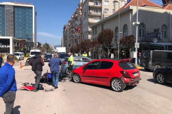 MOTORSİKLETLE OTOMOBİL ÇARPIŞTI : 1 KİŞİ YARALI