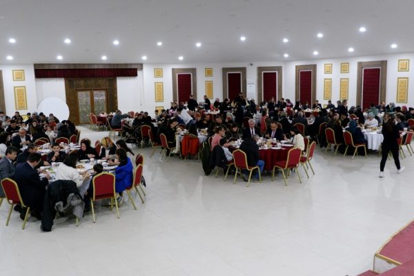 SUSURLUK BELEDİYESİNDEN DEPREMZEDE VE ŞEHİT YAKINLARINA İFTAR YEMEĞİ