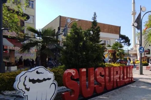 BELEDİYE KIRILAN SUSURLUK YAZISINI YENİDEN YAPTIRDI