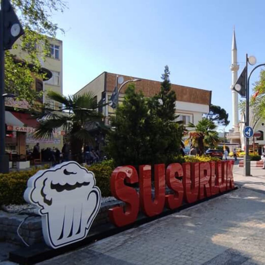 Şehit İbrahim Çınar Meydanında bulunan ışıklı “Susurluk” yazısı bir süre