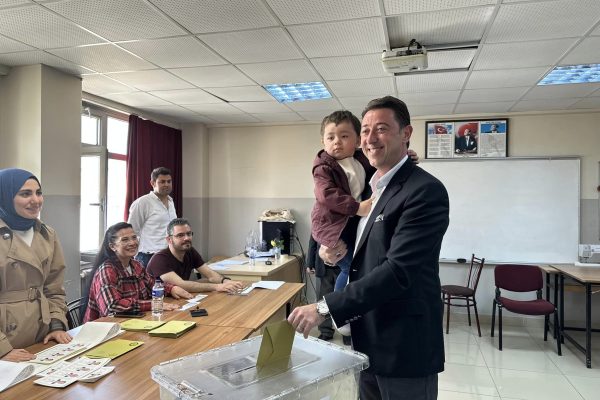 TOLGA TOSUN SANDIĞA AİLESİYLE GİTTİ