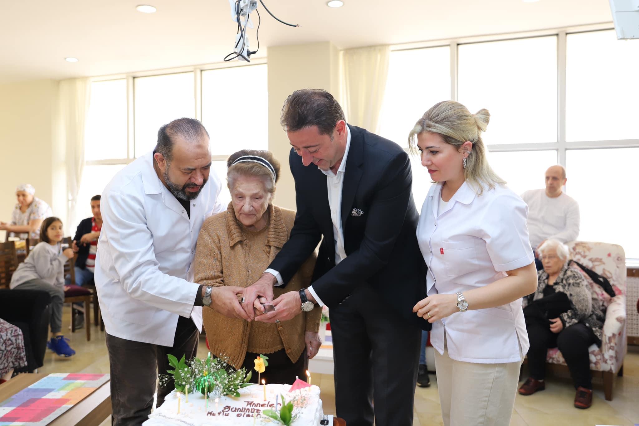 Belediye Başkanı Tosun Anneler Gününü Altunizade Huzurevi ve Yaşlı bakım