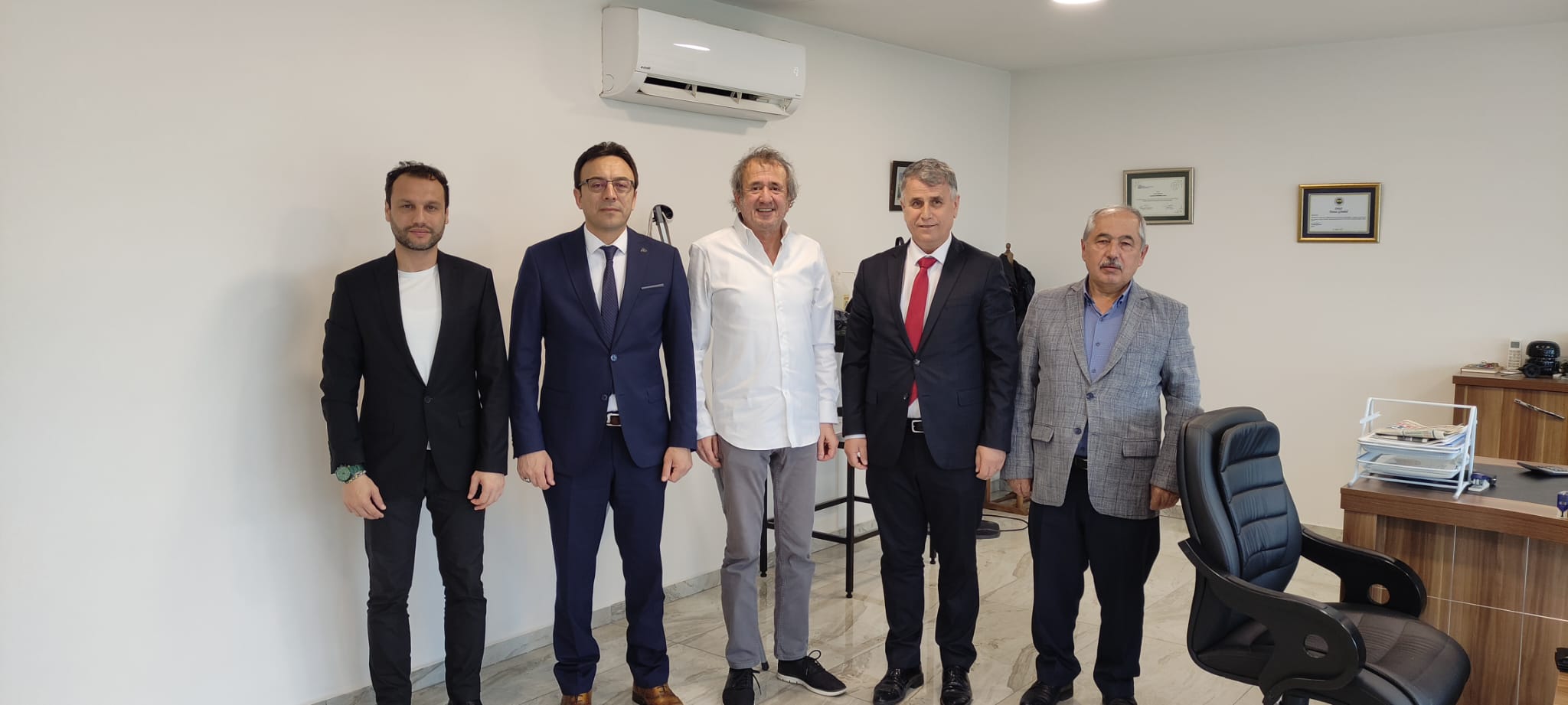 İlçe Milli Eğitim Müdürü Mutlu Aslan, beraberinde Şube Müdürü Burak