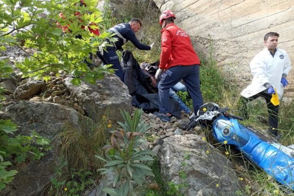 DEREYE DÜŞEN MOTOSİKLET SÜRÜCÜSÜ HAYATINI KAYBETTİ