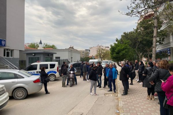 ERDEK’TE AK PARTİ ARACINA SALDIRI GERÇEKLEŞTİ