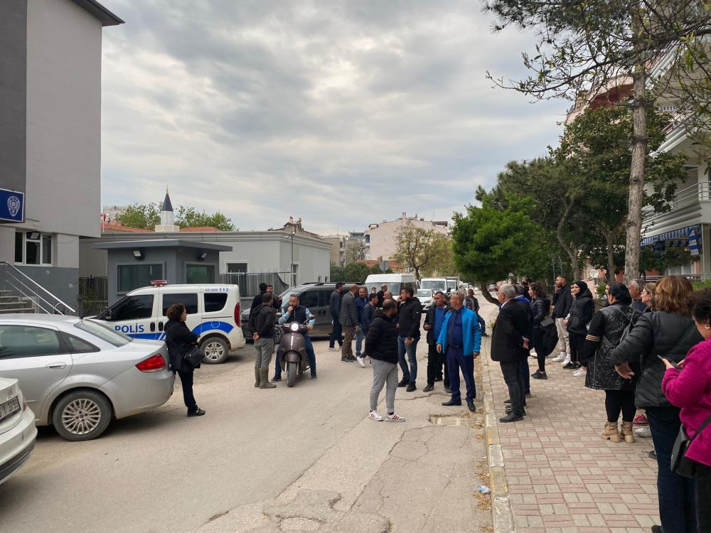 Balıkesir’in Erdek ilçesinde dolaşan AK Parti seçim aracı, müzik yayını