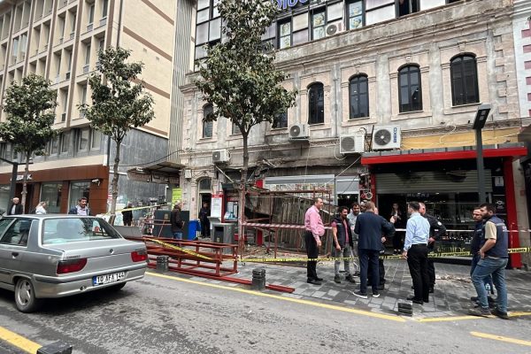 İŞÇİLERİN ÜZERİNE ÇIKTIĞI TENTE ÇÖKTÜ