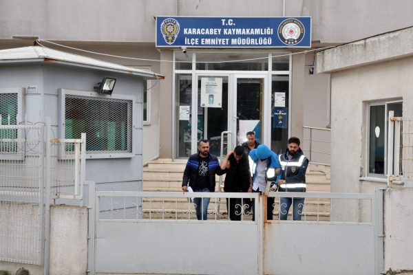 OKULU BASTI, MÜDÜR YARDIMCISINI SİLAHLA VURDU