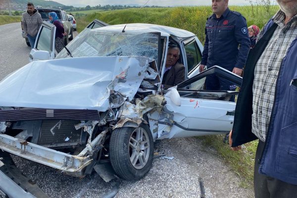 KAMYON VE OTOMOBİL KAFA KAFAYA ÇARPIŞTI