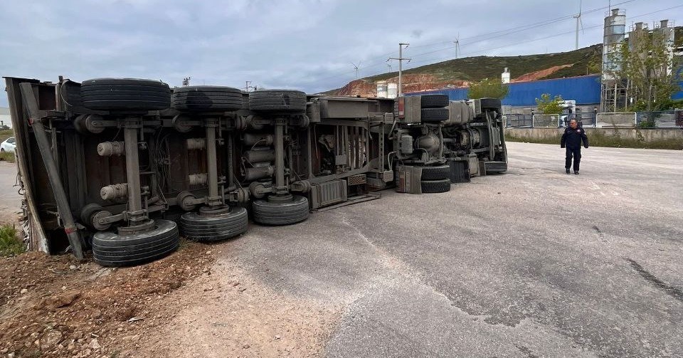 BANDIRMA – ÇANAKKALE YOLUNDA 2 TIR KAZA YAPTI Bandırma-Çanakkale karayolunda Edincik kavşağında iki tırın karıştığı trafik kazasında sürücüler
