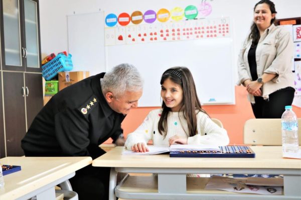 JANDARMA GÖRME ENGELLİ MİNİKLERİN GÖNÜLLERİNE DOKUNDU