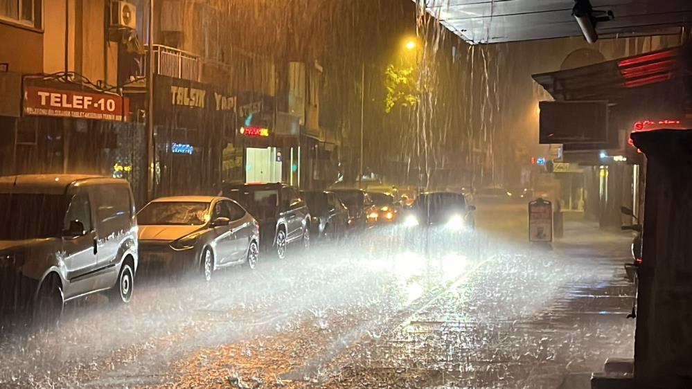 Balıkesir’de akşam saatlerinde aniden bastıran yarım saatlik sağanak yağış şehri