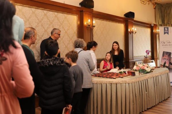 GENÇ YAZAR MUCUK YENİ KİTABINI İMZALADI