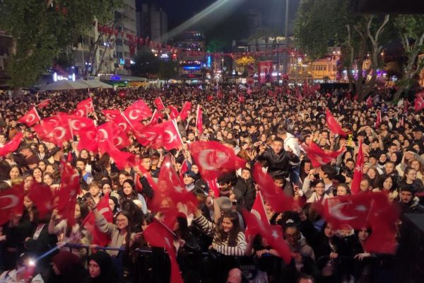 BANDIRMA ÖNCE FENER ALAYI SONRA DA KONSER İLE COŞTU