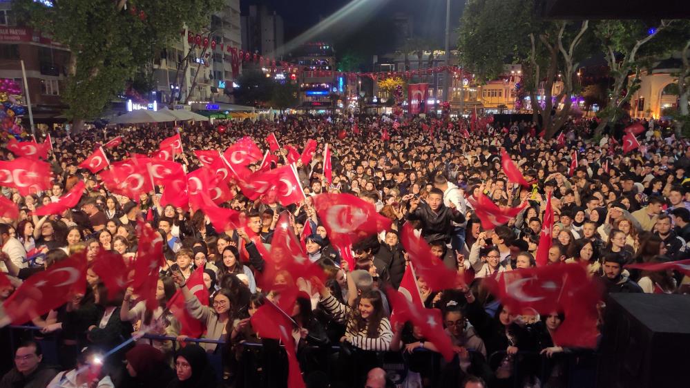BANDIRMA ÖNCE FENER ALAYI SONRA DA KONSER İLE COŞTU Bandırma Belediye Başkanlığı, 19 Mayıs Atatürk’ü Anma, Gençlik ve Spor