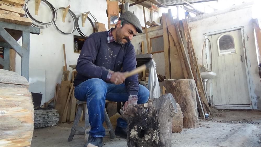 TAHTACI MESLEĞİNİN SON USTASI Dedesinden el aldığı tahtacı mesleğini geleneklere göre yürüterek yapmaya devam