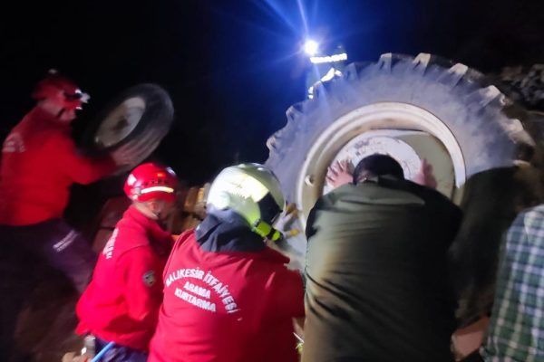TRAKTÖR ALTINDA KALAN SÜRÜCÜ HAYATINI KAYBETTİ